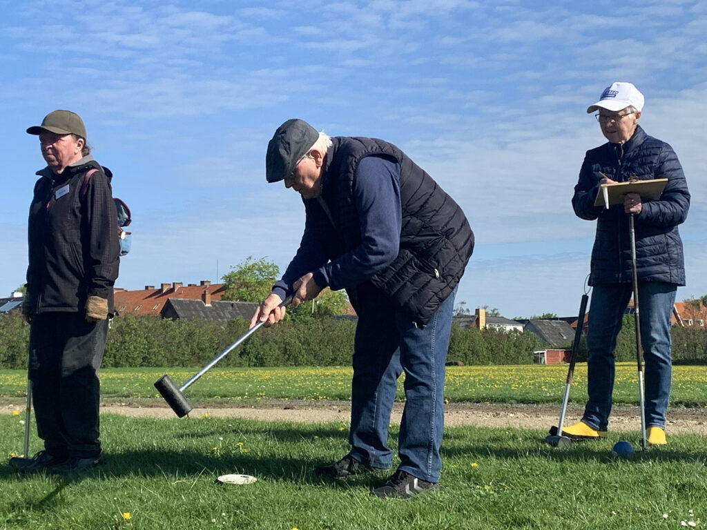 Ældre spiller krolf i forbindelse med demensugen