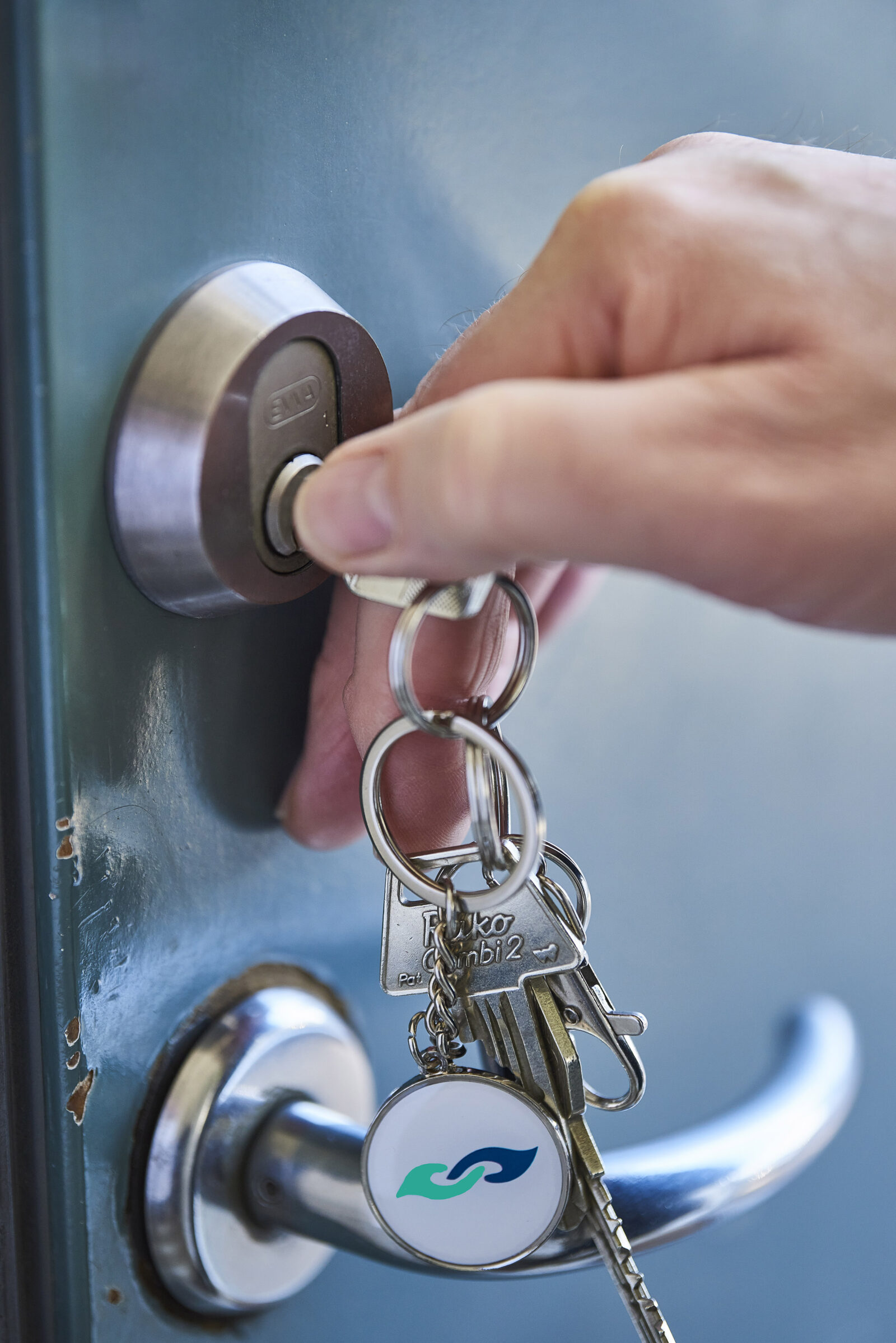 Nøgle med demenssymbol i en dør.