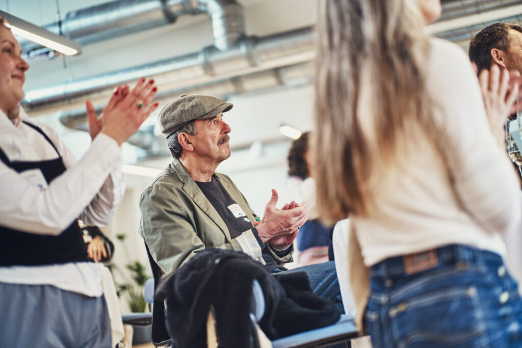Mennesker, der står og klapper