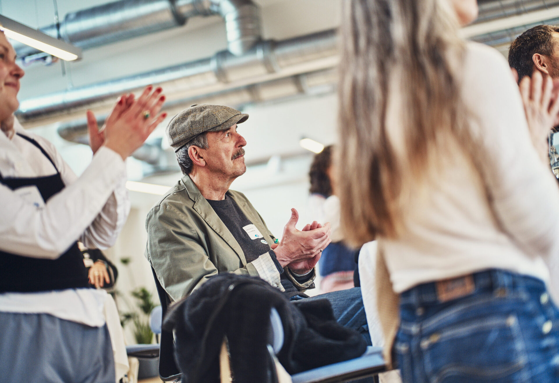 Billede af Jens, hvor mennesker står og klapper omkring ham