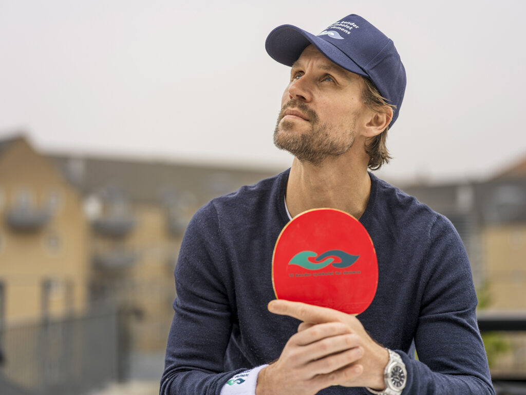 Michael Maze spiller bordtennis med deltagere i Absalon