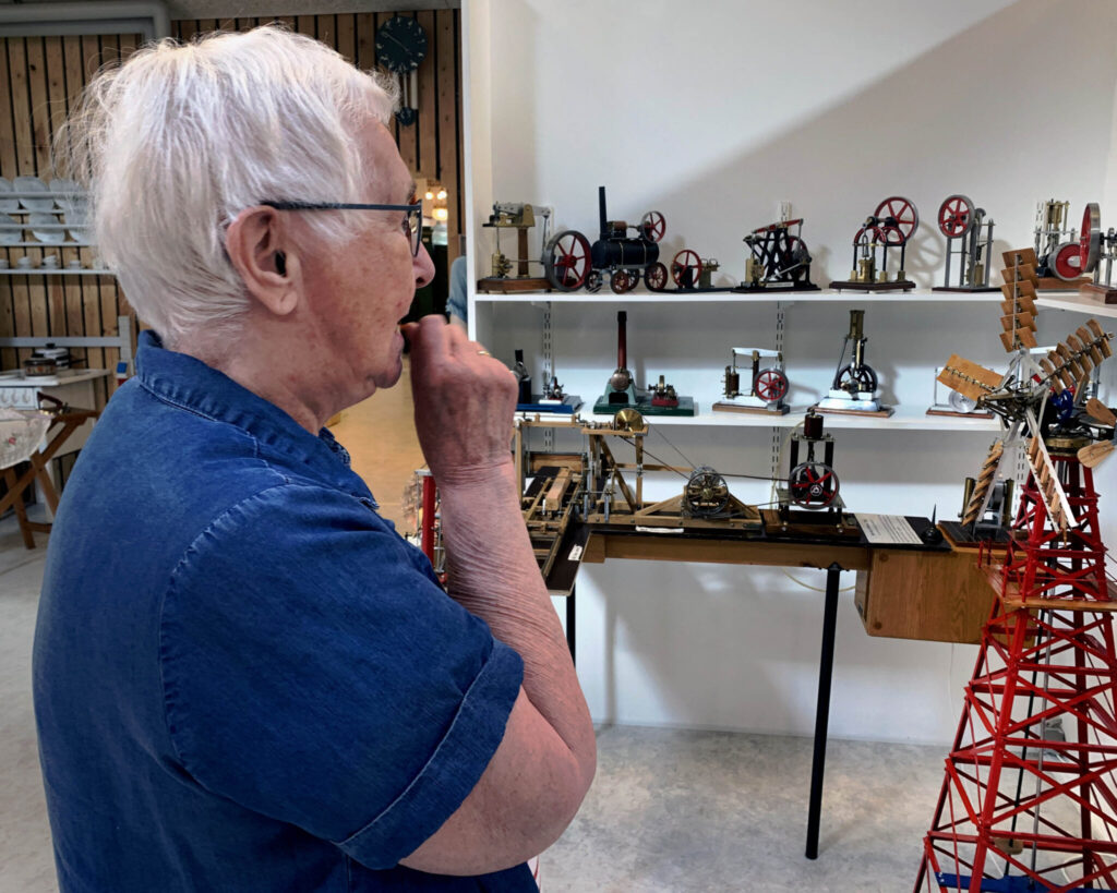 Gæster besøger udstilling på Dansk Nutidsmuseum i Aars