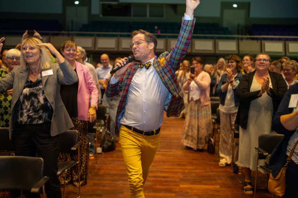 Mand der underholder og danser