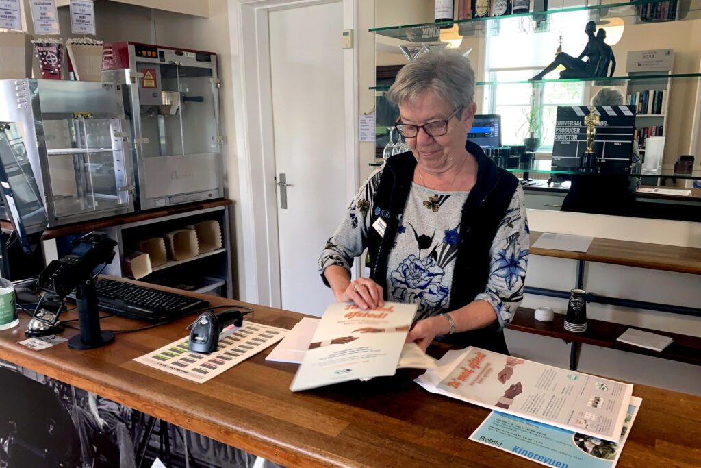 Deltagere til erindringsbio i Skørping taler sammen