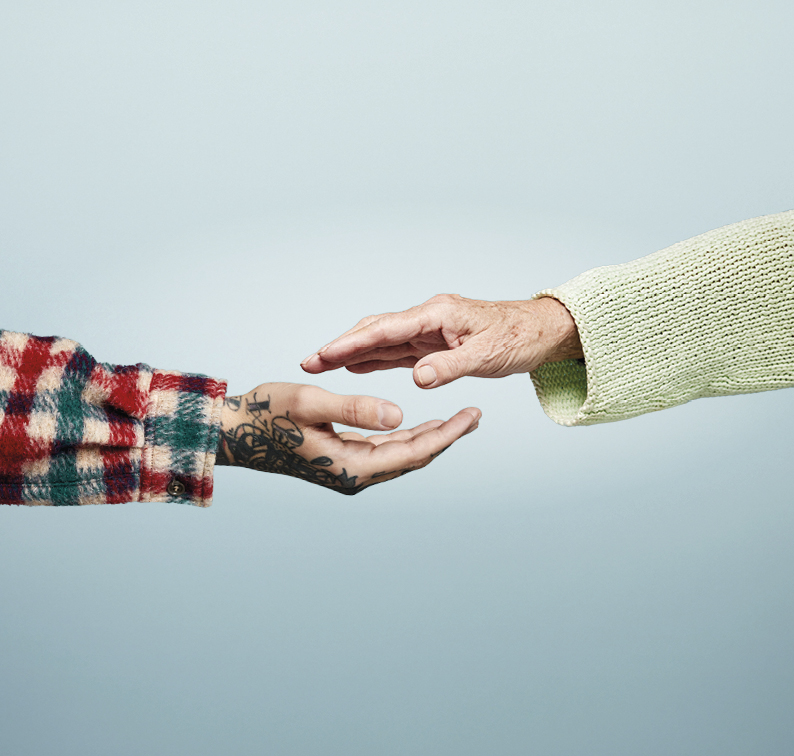 Nærbillede af to hænder, der rækker ud mod hinanden.