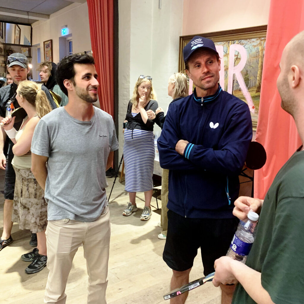 Deltagere følger opvisningskampen i Absalon