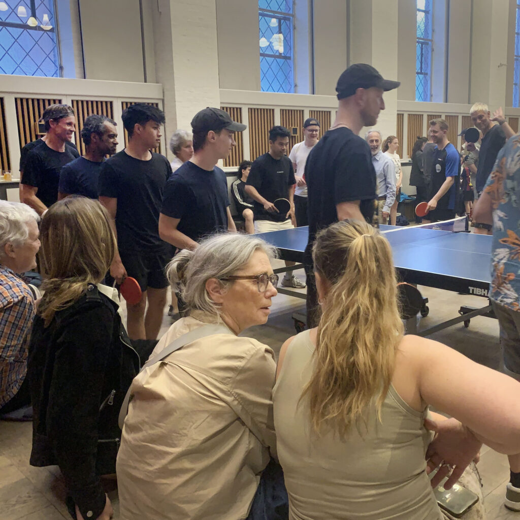 Michael Maze taler med deltagere efter opvisningskampen