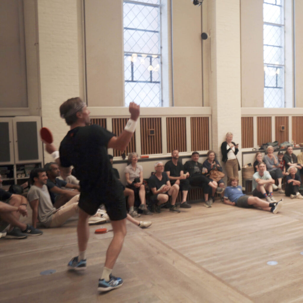 Deltagere spiller bordtennis sammen med Michael Maze